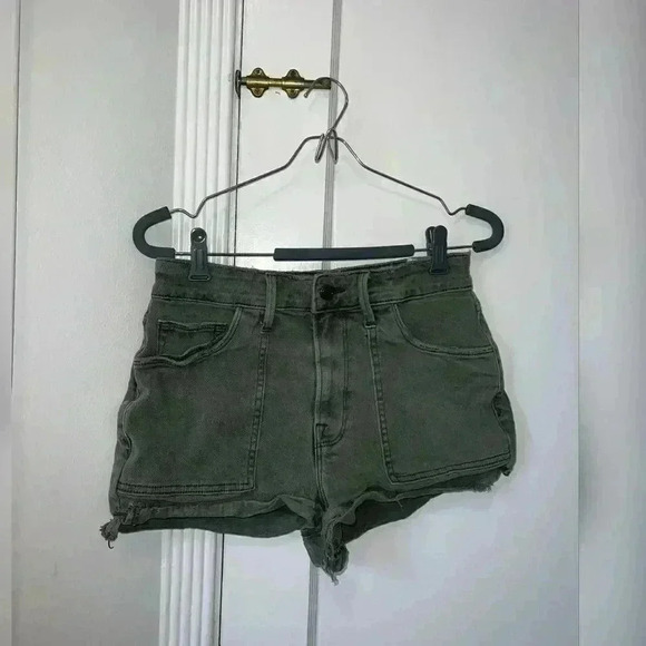 Good American Shorts High Waist
Cut Off Shorts in Green Olive - Picture 3 of 7